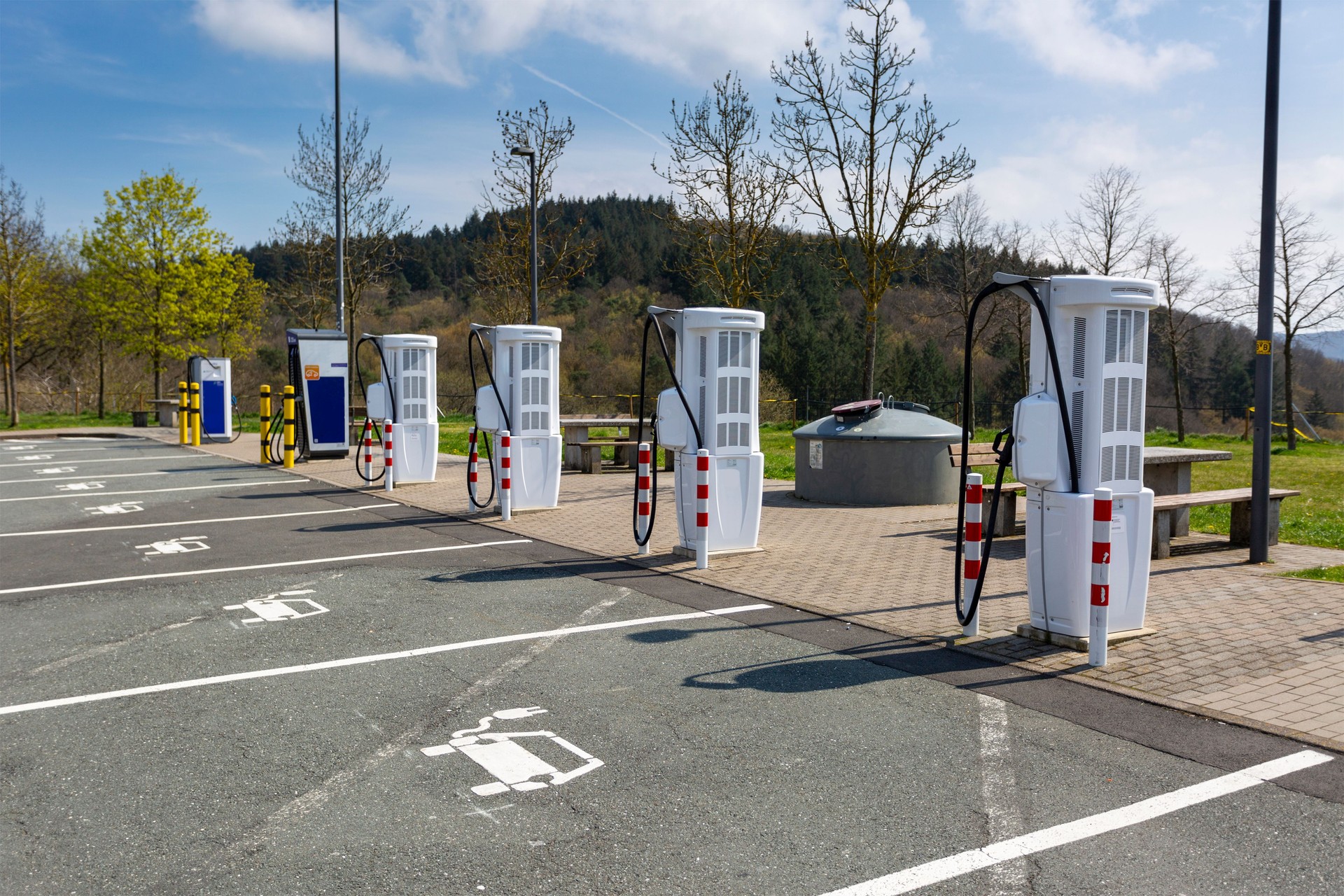 Electric vehicle charging station